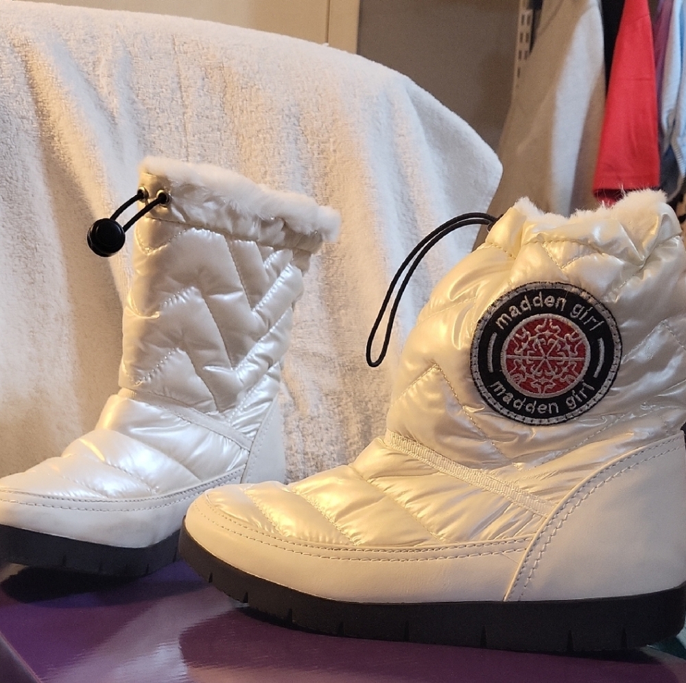 Madden Girl White Quilted Faux-Fur Trim Winter Boots